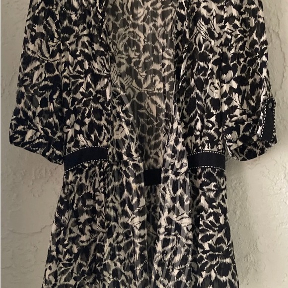 BCBG Max Azria Ribbon Tie Abstract Floral Semi Sheer Silk Wrap Top Sz XS - Picture 9 of 15